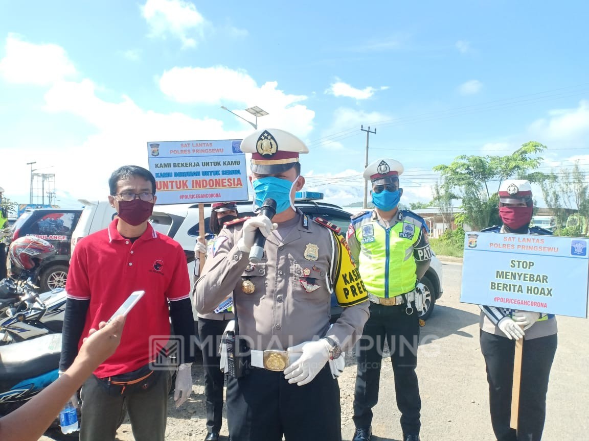 PDIP Pringsewu Bagikan Sabun dan Masker di Depan Tugu Gajah