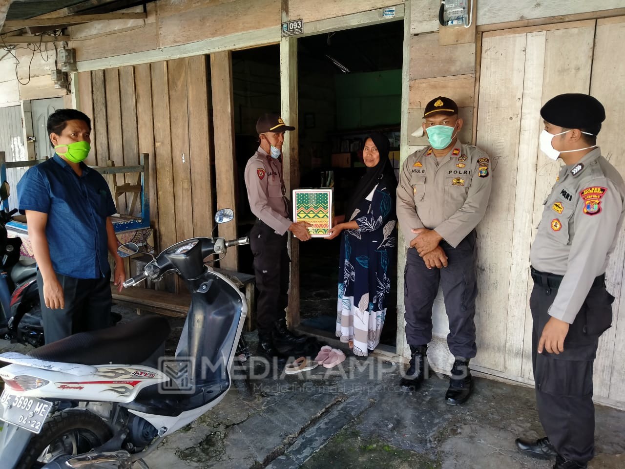 Bhayangkari Polsek Balikbukit Bagikan Paket Sembako