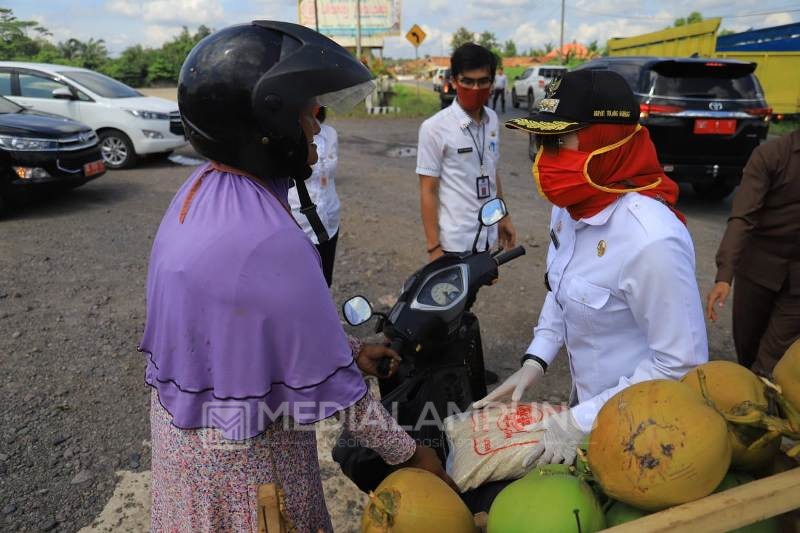 Hj. Winarti Tekankan Pembagian Bantuan Sembako di 15 Kecamatan Tepat Sasaran