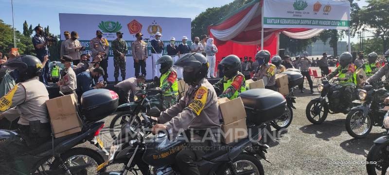 TNI-POLRI Bagikan Bantuan Kemanusiaan