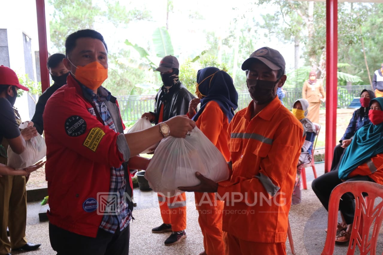 Pasukan Orange Terima Bantuan Sembako dari Pemkab Lambar