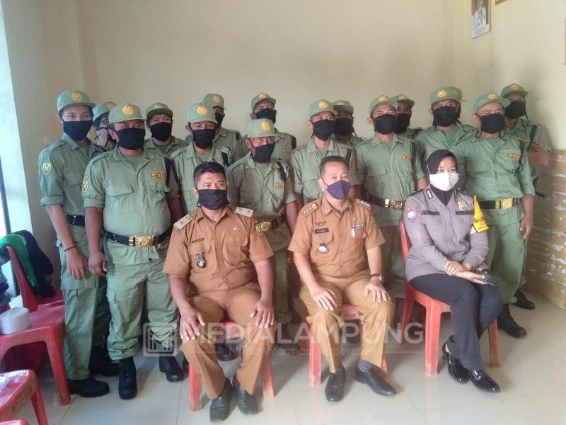 Camat Langkapura Bagikan KTA Bagi 16 Anggota Linmas