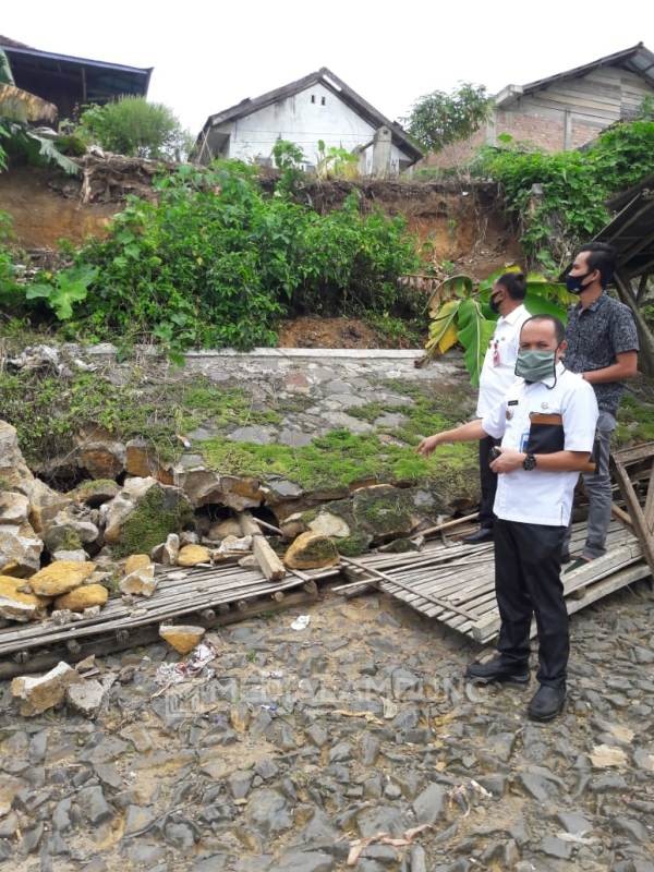 Talud Pasar Bandarbetung Sekincau Ambrol