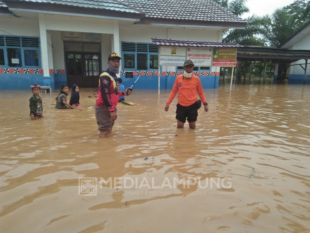 Sungai Waysemangka di BNS Meluap, Sebabkan Jembatan Putus, Sekolah dan Permukiman Terendam