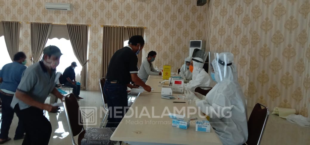 Aula Dinkes Lampung Sesak Pemohon Pembuatan Surat Bebas Covid-19