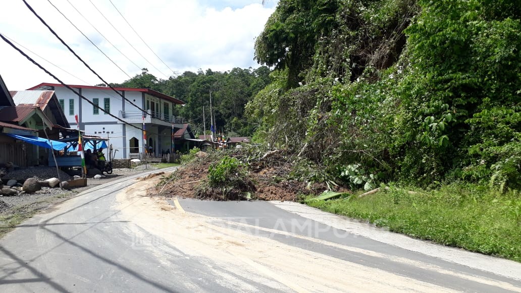 Tanah Longsor Tutup Badan Jalan di Waykrui