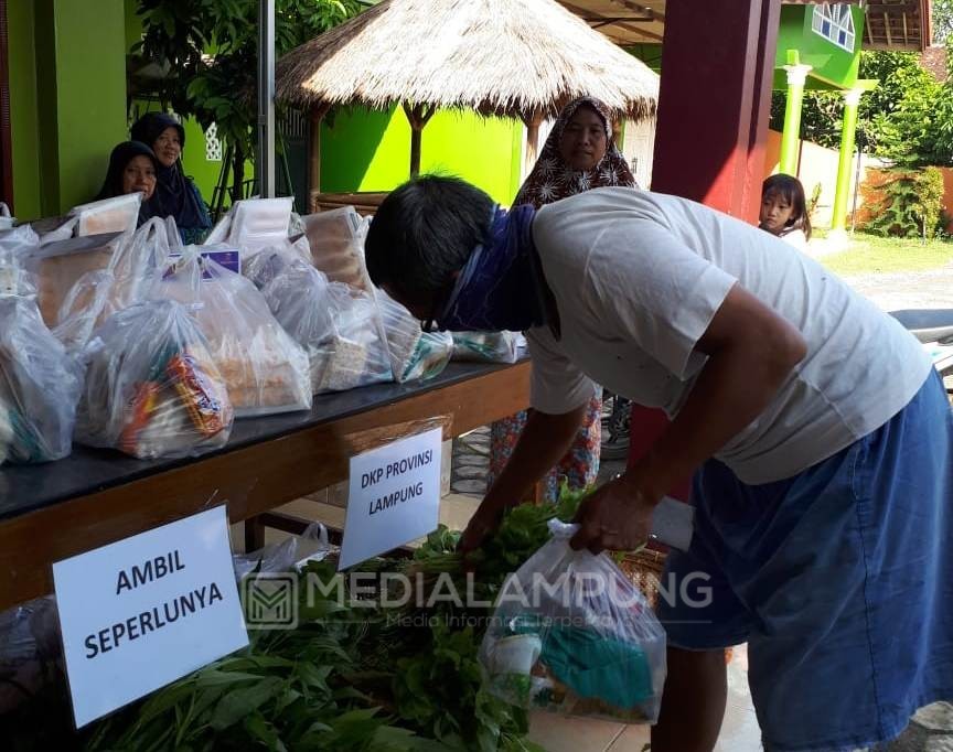 DKP Lampung Kembali Bagikan Bantuan 100 Paket Sembako di Natar