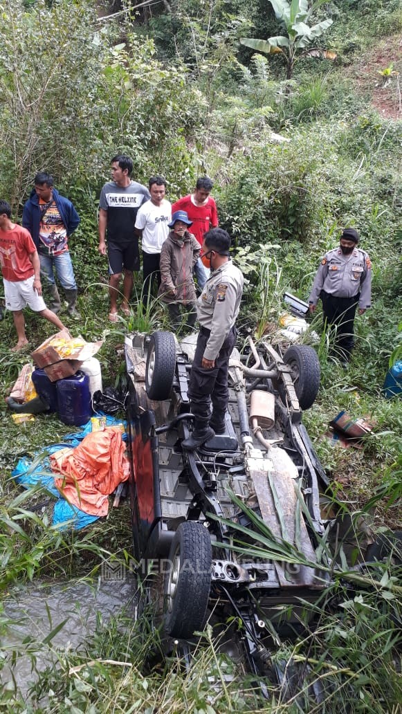 Tergelincir Akibat Roda Licin, L-300 Masuk Jurang di Tanjakan Giham