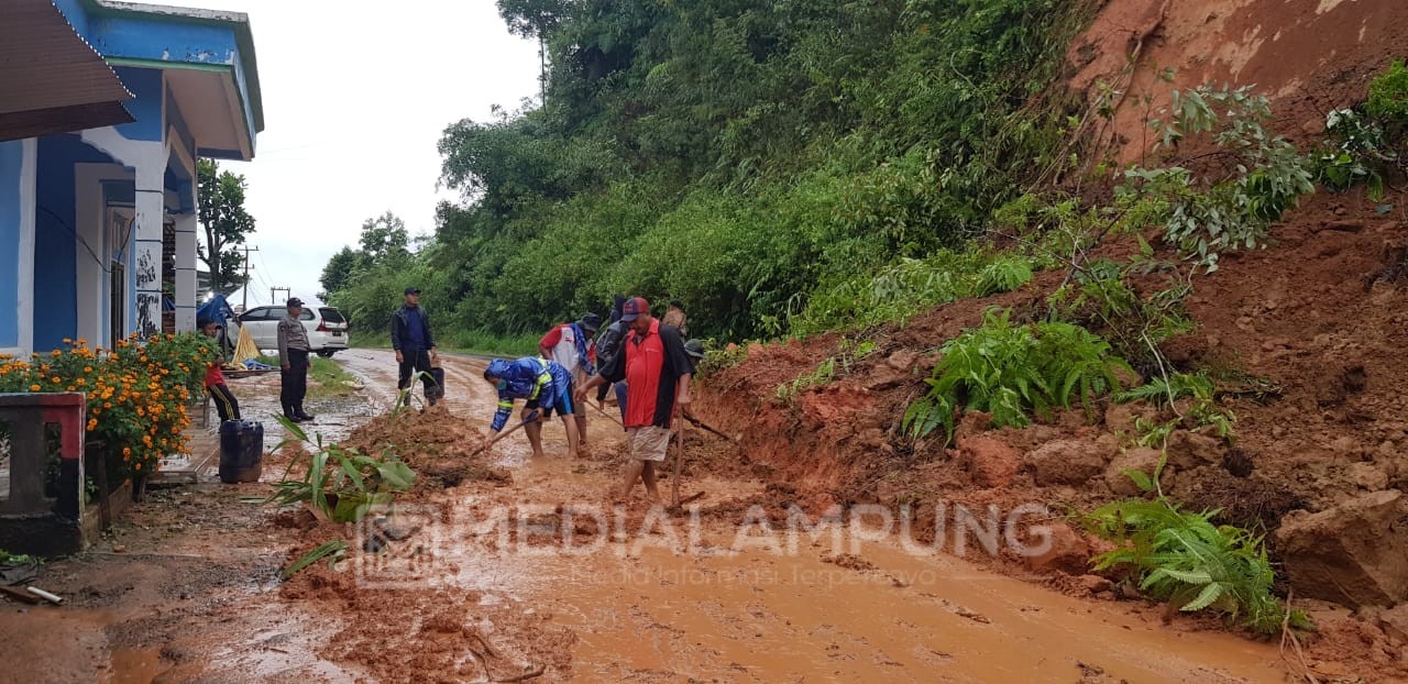 Longsor Timbun Akses Liwa-Sumberjaya