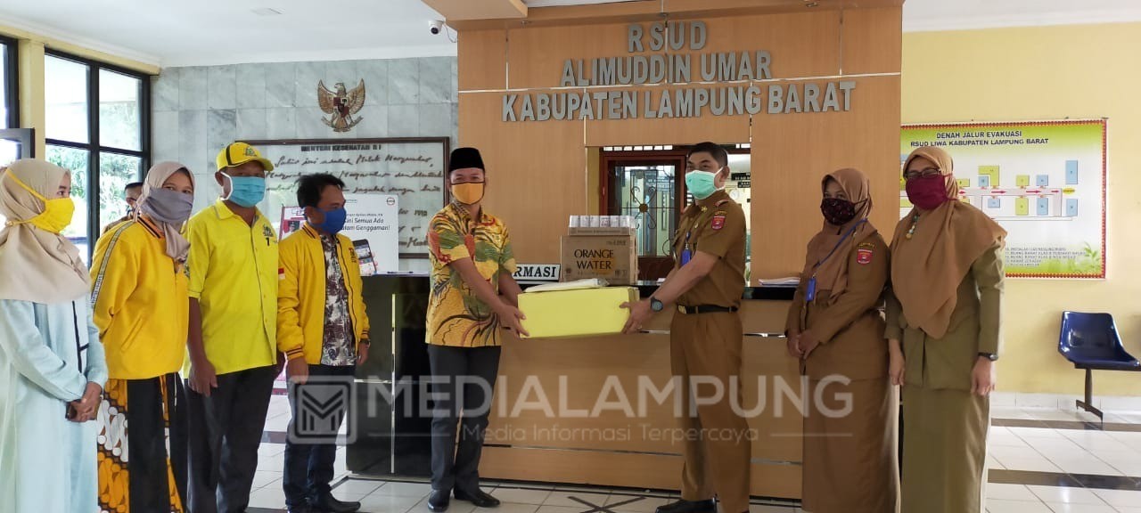 Golkar Lambar Bantu APD, Masker dan Minuman untuk RSUDAU