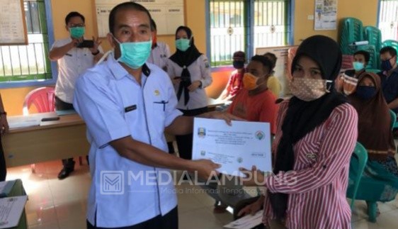 Pekon Kampung Jawa Serahkan BLT-DD Tahap I Untuk 54 Warga 