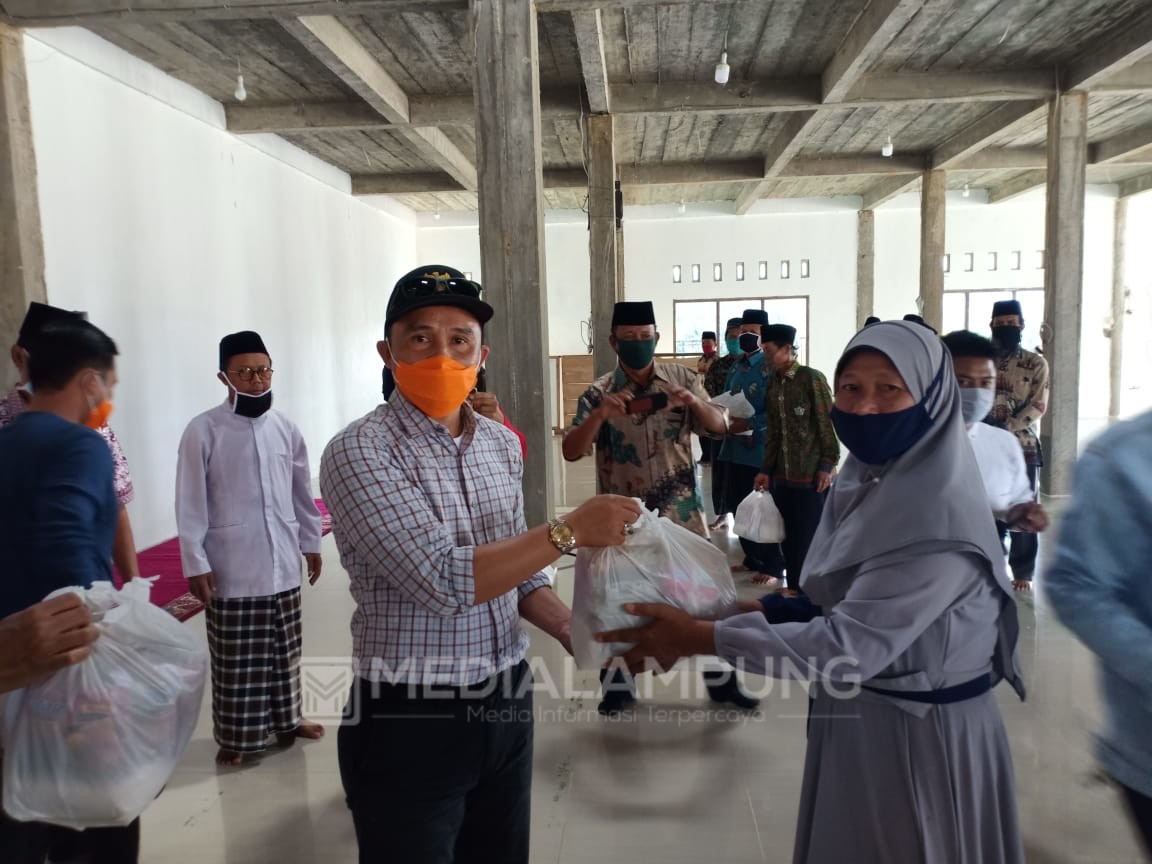 Bupati Salurkan Sembako Kepada Pelaku Usaha Kantin Sekolah