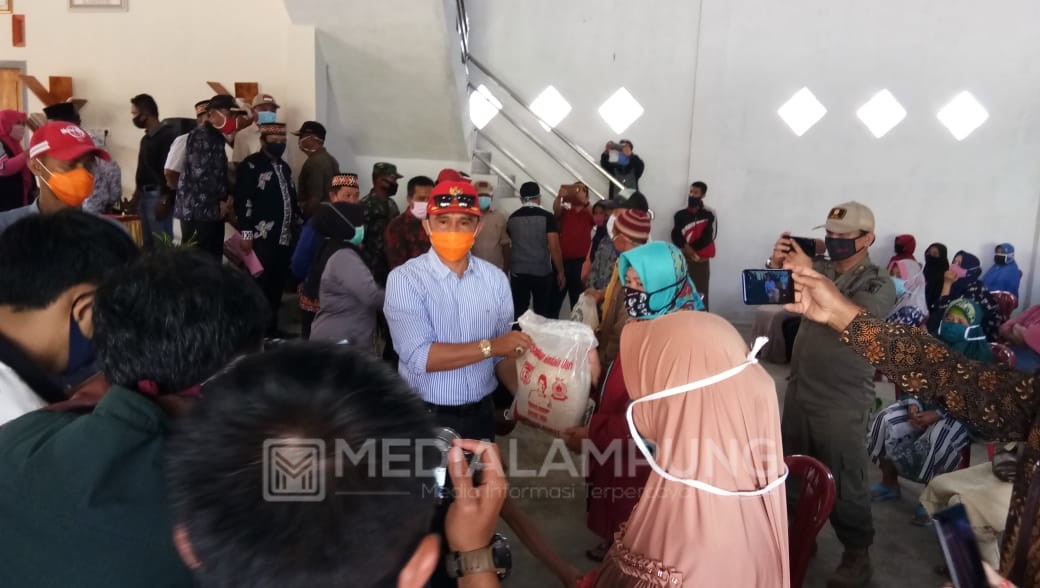 Pakcik Kembali Bagikan Sembako Untuk Ojek dan Kantin Sekolah 