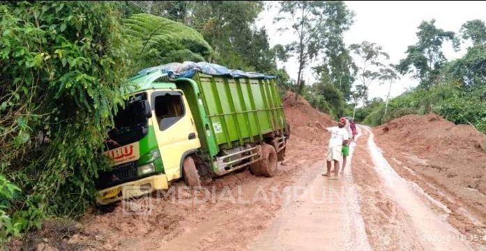 Sisa Material Longsor Masih Ancam Keselamatan Pengguna Jalan