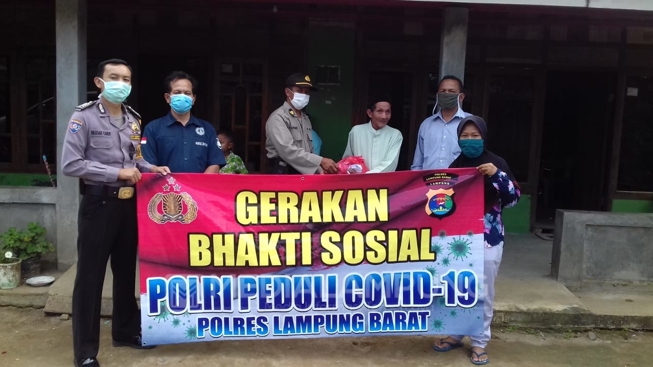 Polsek Sumberjaya Serahkan Bantuan Sembako Program Polri Peduli Covid-19