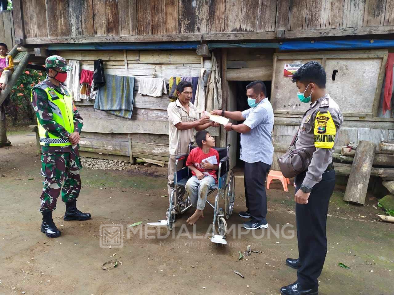 Aparat Gabungan Pekon Sidodadi Serahkan Beragam Bantuan Bagi Warga Terdampak Covid-19