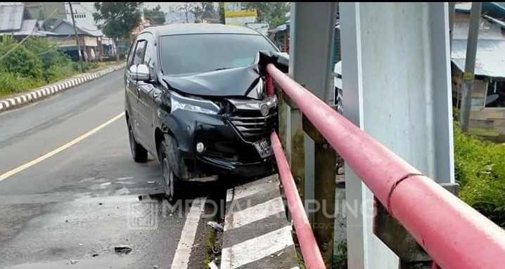 Sopir mengantuk, Daihatsu Xenia Tabrak Pembatas Jembatan