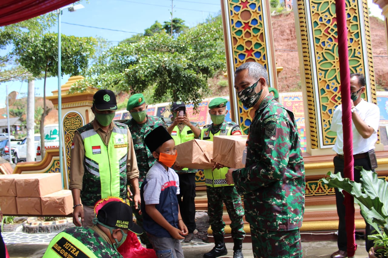 Kunjungan Danrem 043/Gatam Ringankan Beban Warga, Dandim 0422/LB Salurkan Bantuan