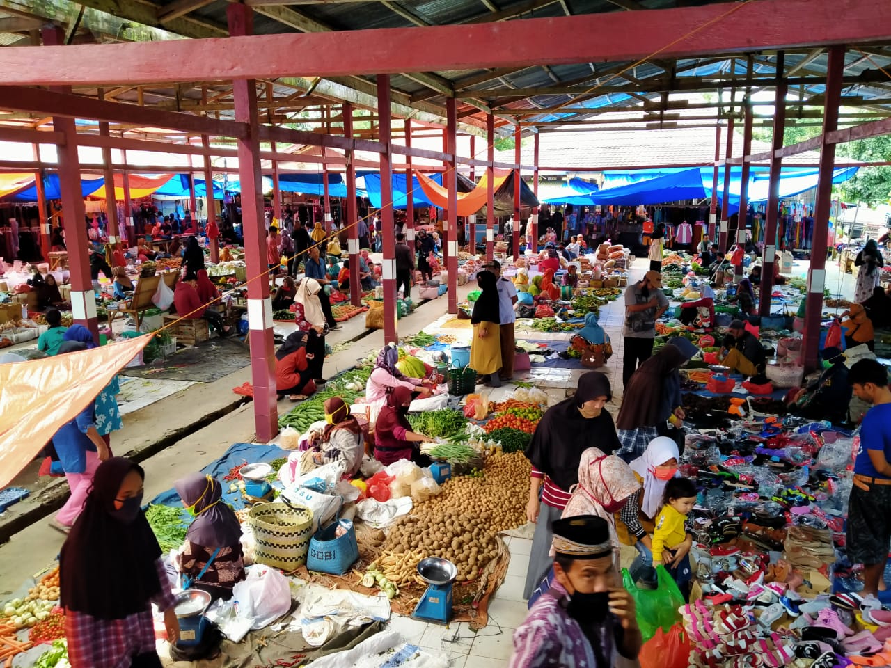 Berburu Kebutuhan Jelang Lebaran, Lonjakan Pengunjung Pasar Liwa Meningkat 70 Persen