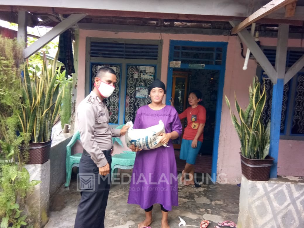 Polsek Peteng Salurkan Bantuan Beras dari Mabes Polri