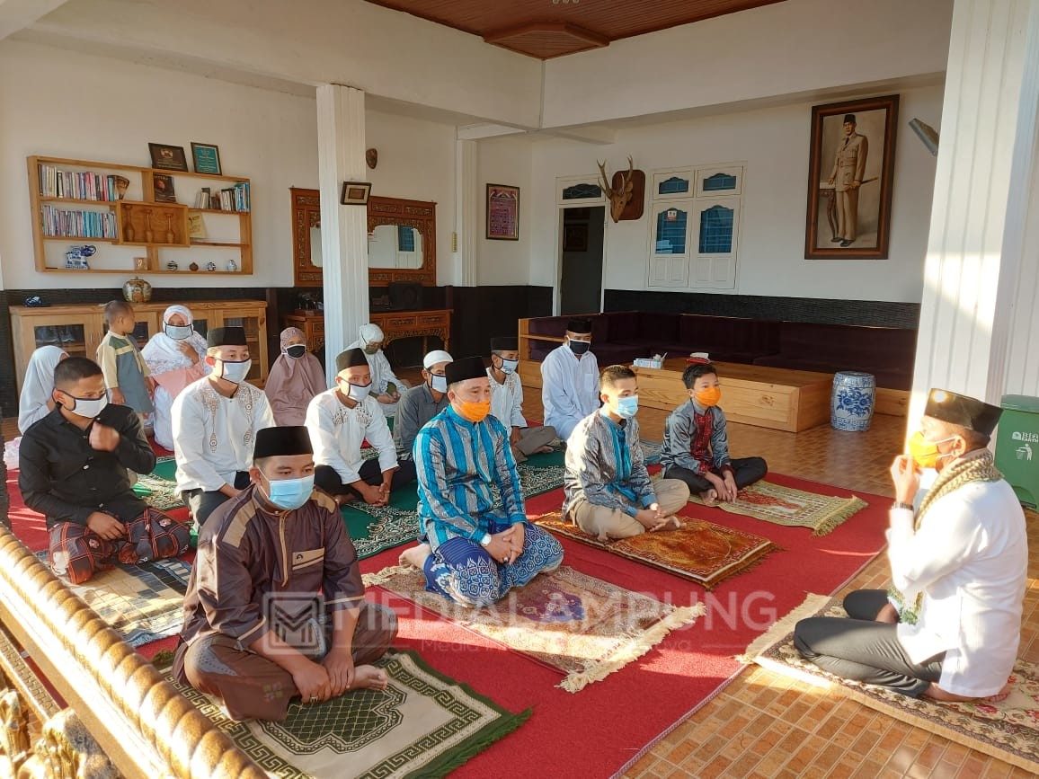 Parosil Mabsus dan Keluarga Shalat Ied di Rumah