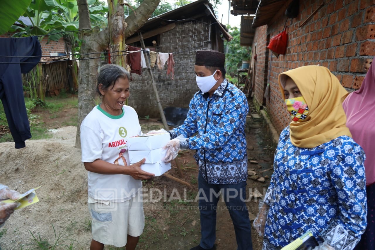 Riana Beri Hidangan Buka Puasa untuk Lansia-Anak Terlantar di Wilayah Natar