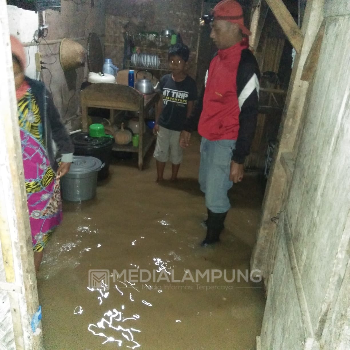 Way Besai Meluap, Rumah Warga Terendam Hingga Selutut