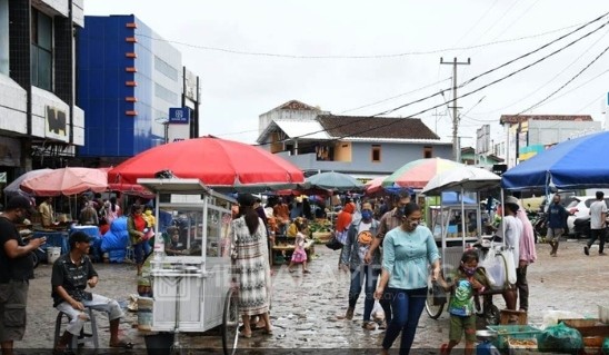 Pasar Tradisional Bandarlampung Terapkan Social Distancing