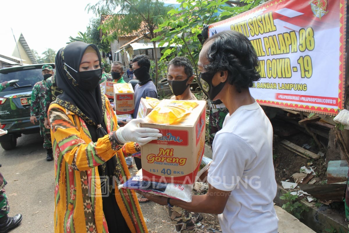 Wujud Kepedulian, Abituren Akademi Militer 1998 Bagikan Paket Sembako