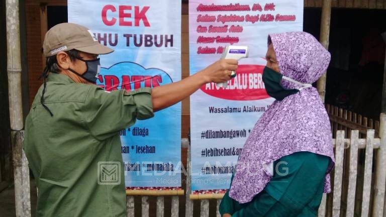 Ratusan Pengunjung Pasar-Petugas Posko Pekon Hujung Ditodong Thermogun