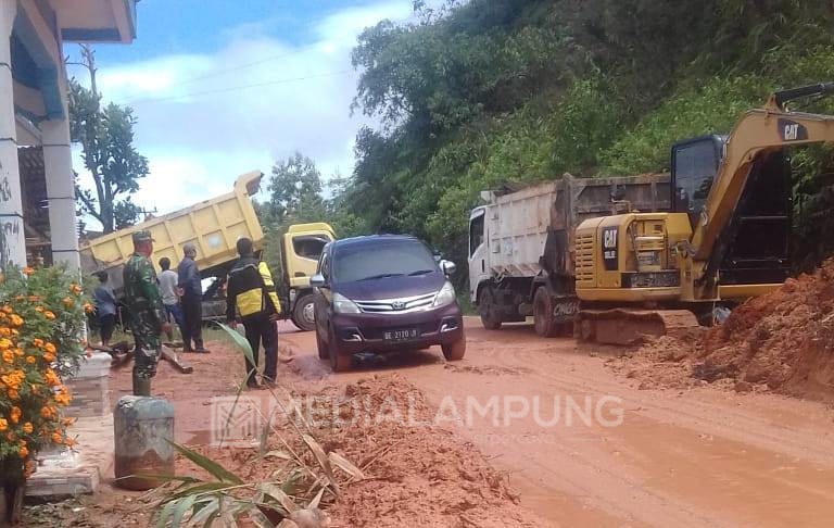 Alat Berat Satker P2JN Mulai Bersihkan Material Longsor