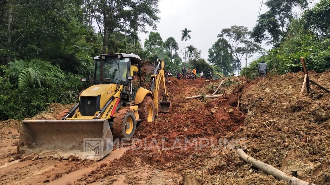 Evakuasi Material Longsor Terkendala Kemampuan Alat Berat