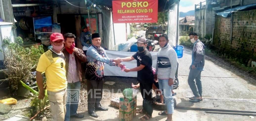 SMPN 1 Sekincau Serahkan Bantuan Makanan untuk Relawan Covid-19