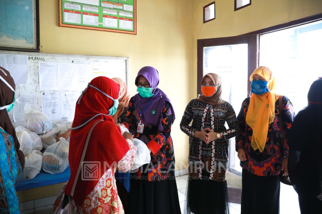 Hj. Septi Istiqlal Bagikan Sembako ke Guru Paud