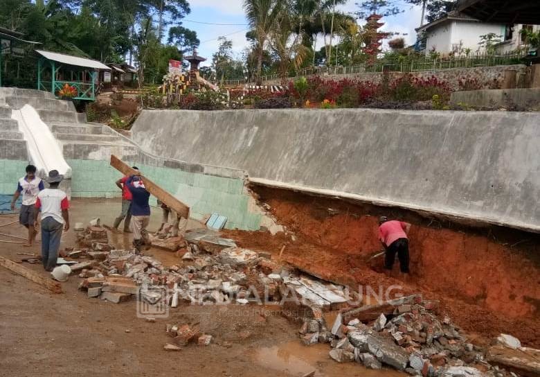 Hujan Deras Menjebol Dinding Wisata Bali Dharma Kerti Pekon Srimenanti 