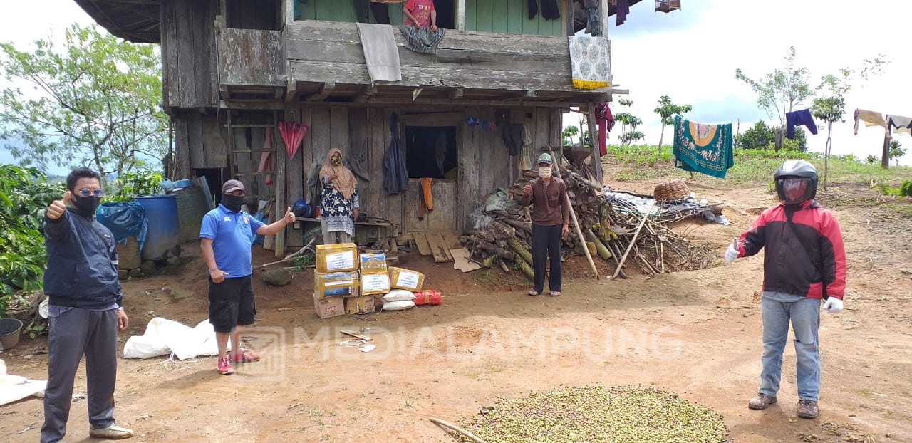 KTI Pekon Giham Salurkan Bantuan Warga yang Isolasi Mandiri di Kebun Kopi