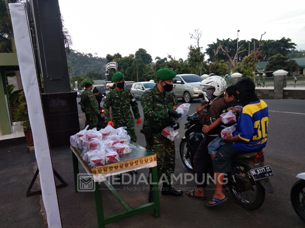 Kodim 0410/KBL Rutin Berbagi Takjil Menjelang Berbuka Puasa