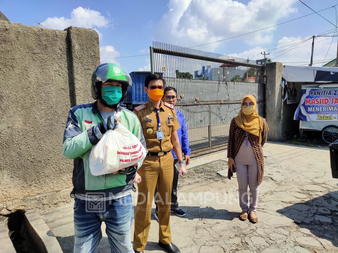 Pemkot Bandarlampung Bagikan 1500 Paket Sembako untuk Ojol