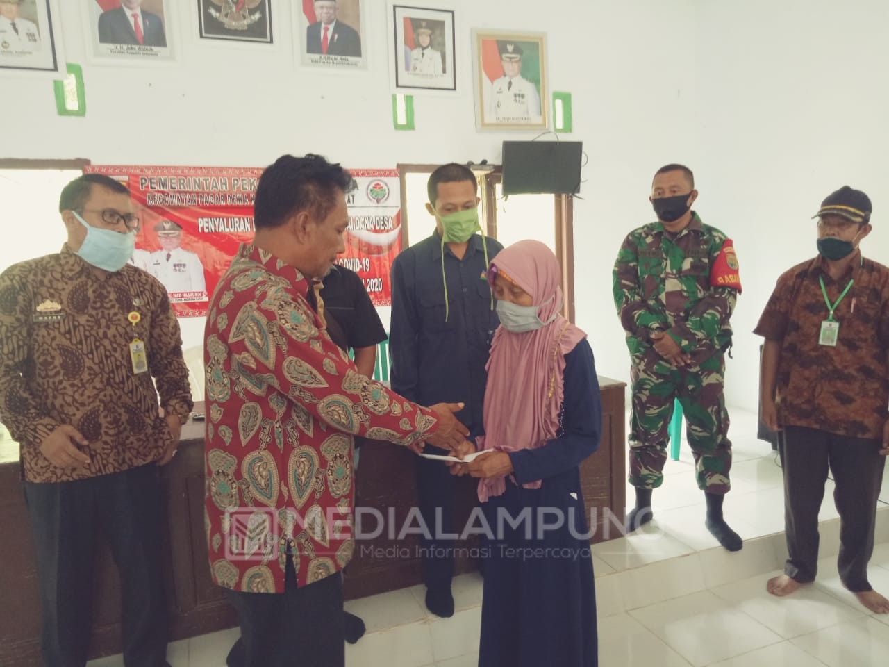 Bagikan BLT-DD, Peratin Asrimadi Ajak Warga Bersama Jaga Kekondusifan