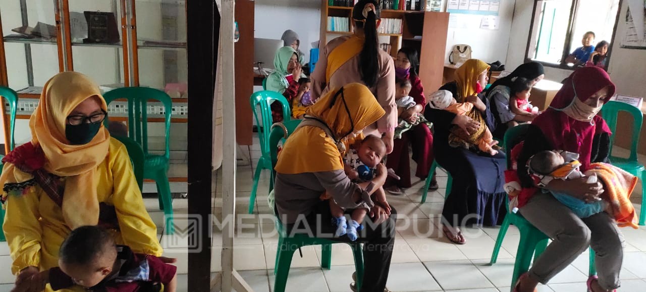 Puluhan Bayi di Pekon Mutaralam Jalani Imunisasi Pertama Sejak Pandemi Covid-19