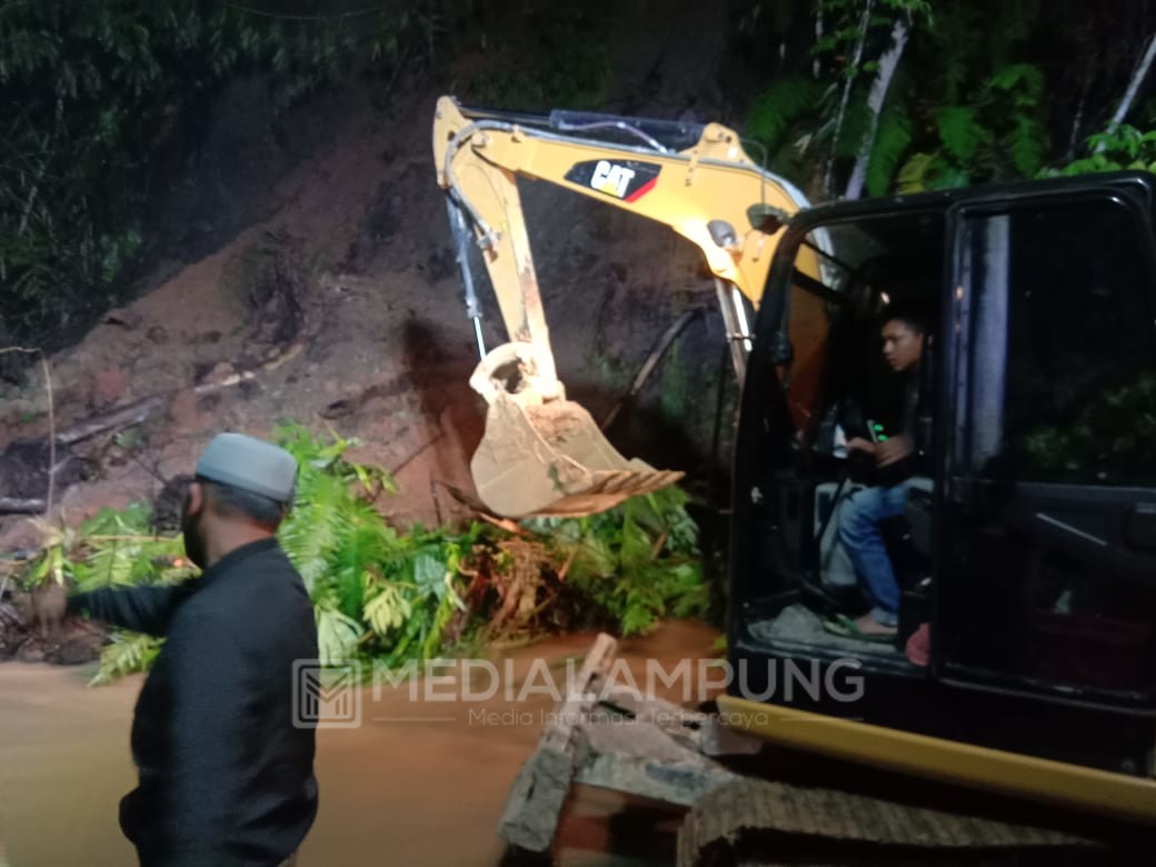 Satu Alat Berat Milik BPJN Tiba di Lokasi