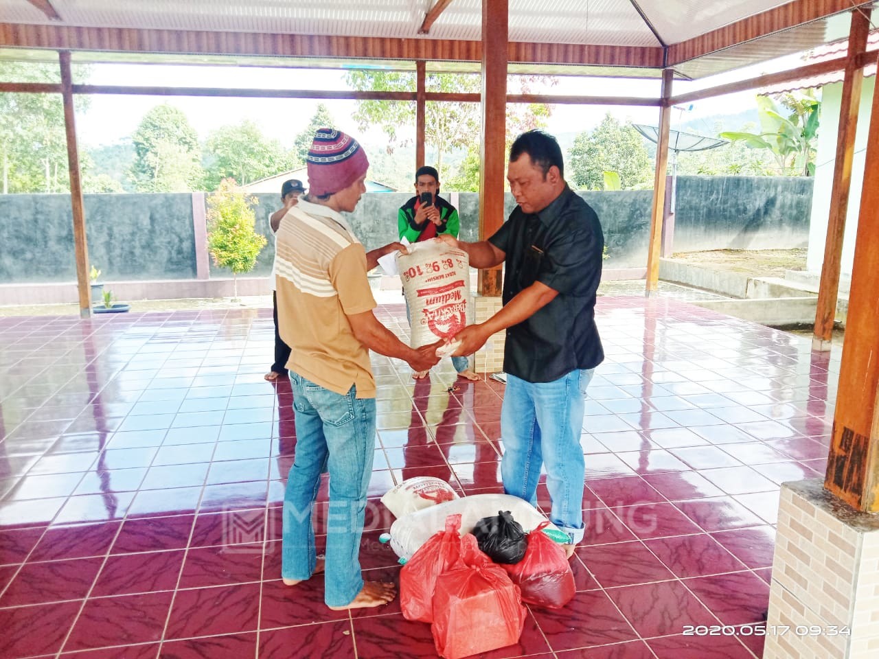 Juhairi Serahkan Sembako Korban Kebakaran Rumah 