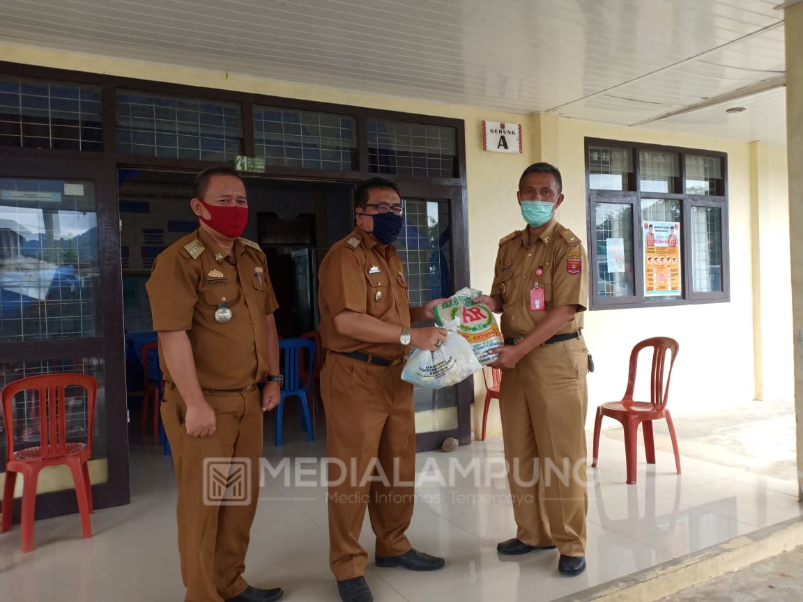 Pemprov Lampung Salurkan 800 Paket Sembako B2SA di Kecamatan Sekincau