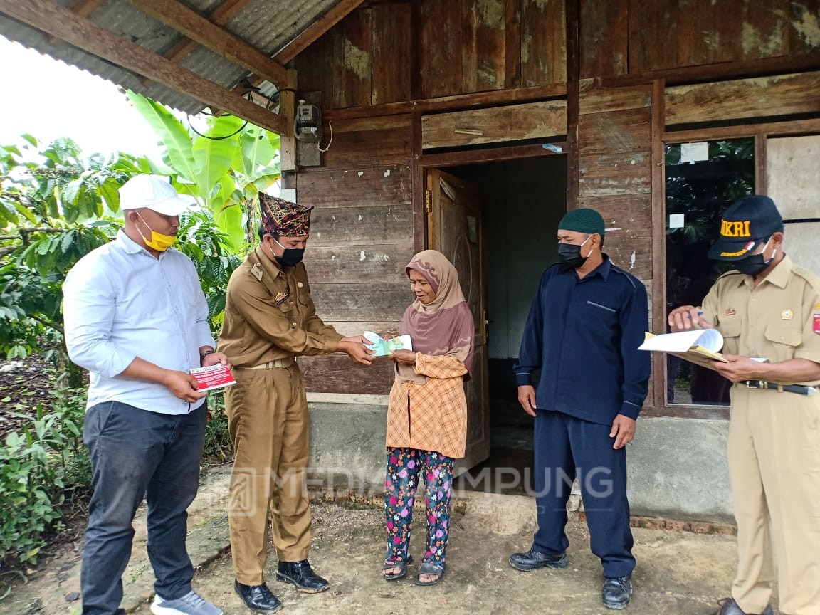 Penyaluran BLT-DD di Pekon Muarajaya I di Hadiri Legislatif 