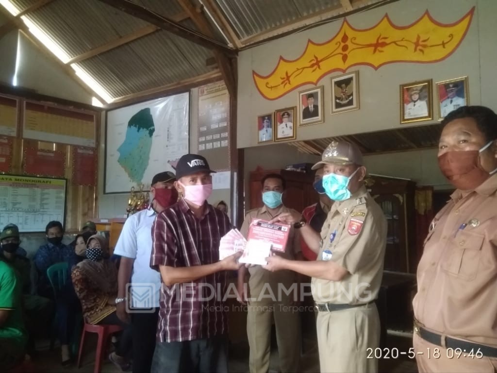 Dahlin Tinjau Penyaluran BLT-DD Pekon Rigisjaya