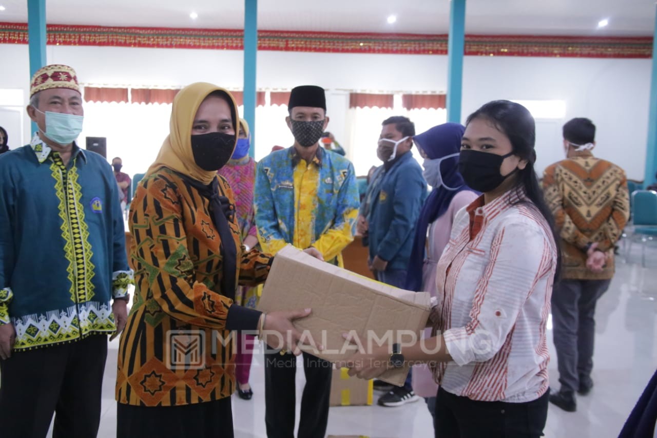 Riana Sari Berikan 114 Paket Sembako untuk Mahasiswa Unila