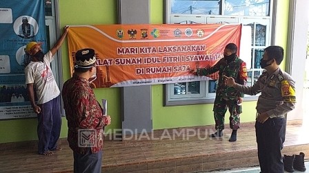 Kodim Dampingi Lurah dan KUA Imbau Masyarakat Laksanakan Shalat Ied di Rumah