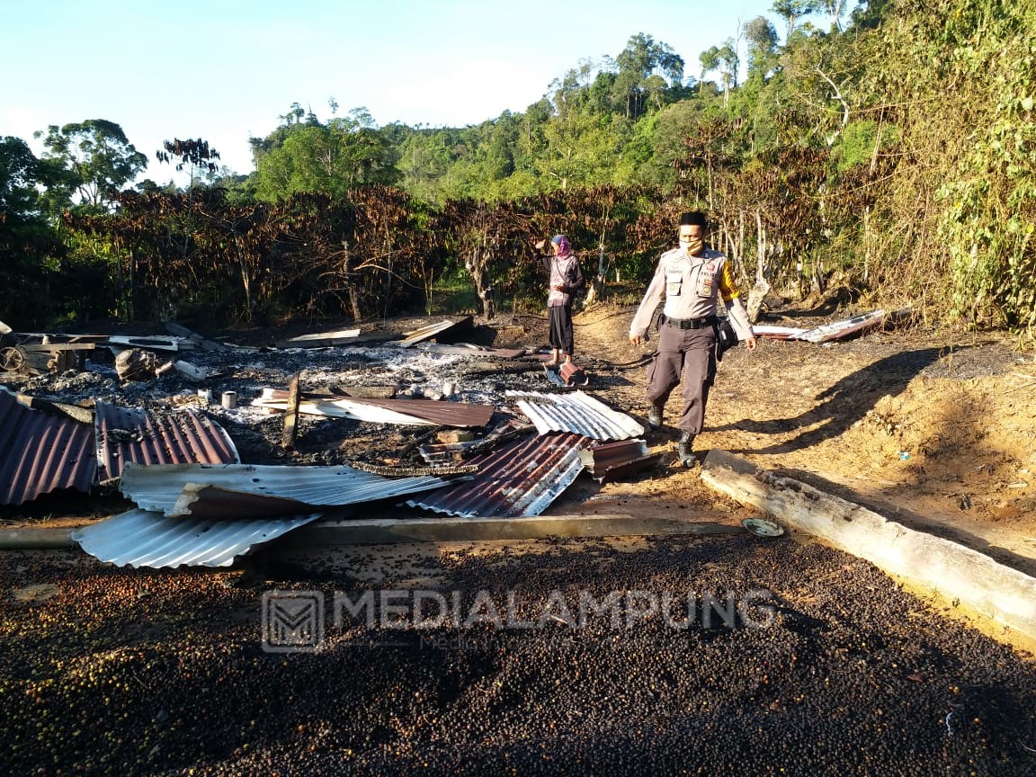 Malam Jelang Idul Fitri, Dua Rumah di BNS Ludes Terbakar