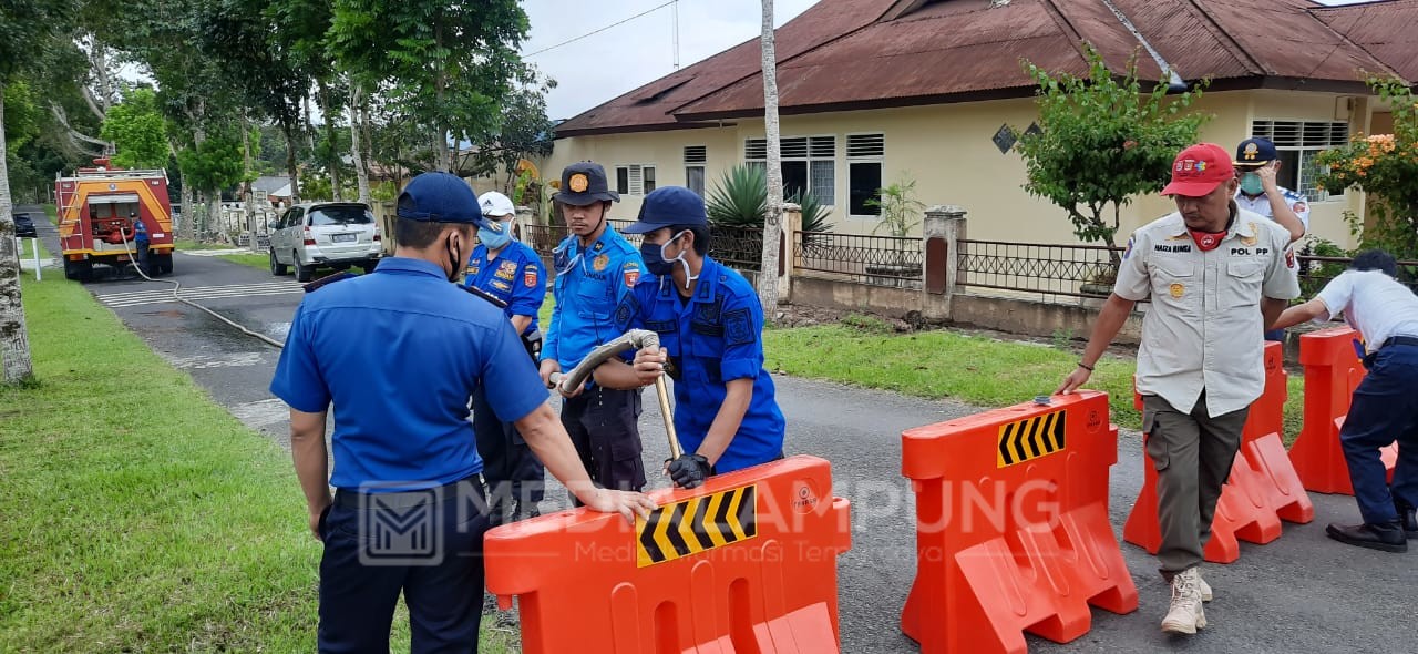 Sejumlah Pintu Masuk Komplek Pemkab Lambar Ditutup