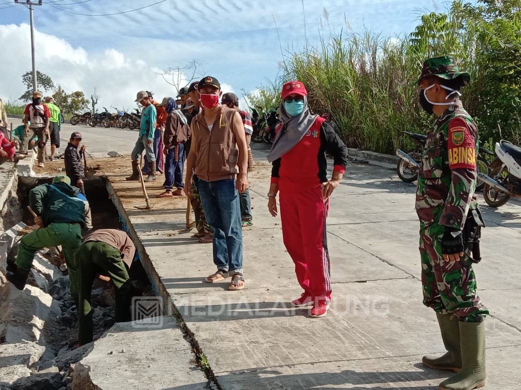 Tanggap Darurat, Warga Gotong Royong Perbaiki Jalan Amblas 